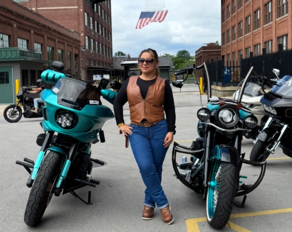 Lidia La Viclera standing between two Harley Davidson viclas